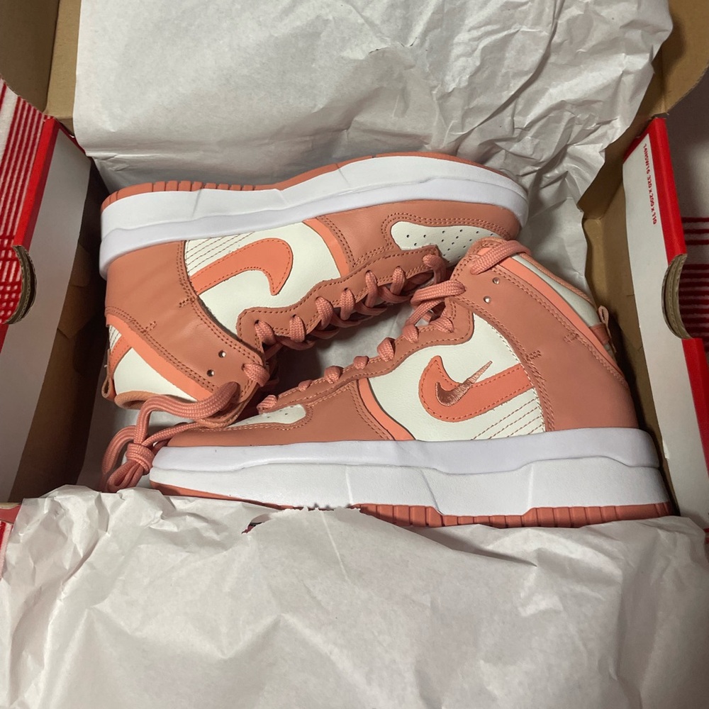 Nike - Picture 2 of 4